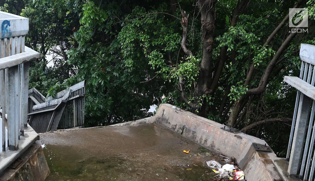 Suasana jembatan penyeberangan orang yang rusak di Terminal Kampung Rambutan, Jakarta, Senin (28/1). Kondisi JPO yang sebagian pagar pembatasnya rusak tersebut membahayakan pejalan kaki apabila tidak segera diperbaiki. Liputan6.com/Immanuel Antonius