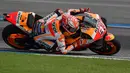 Pembalap Repsol Honda Marc Marquez saat berlaga pada balapan MotoGP Thailand 2019 di Chang International Circuit, Buriram, Minggu (6/10/2019). Kemenangan di MotoGP Thailand membuat Marquez mengoleksi 325 poin. (Lillian SUWANRUMPHA/AFP)