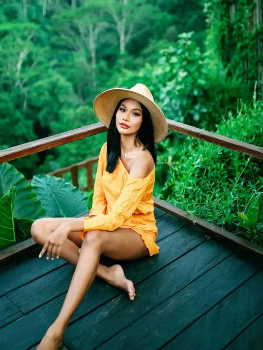 Selain mengenakan topi dalam rangka pemotretan fashion, Aurra juga mengenakan topi saat liburan. Dengan demikian, ia bisa menghalau sinar matahari terik yang menerpa wajahnya. (Liputan6.com/IG/aurrakharishma)