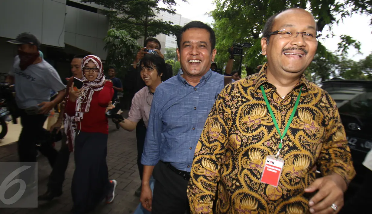 Bupati Nganjuk, Taufiqurrahman meninggalkan gedung KPK usai menjalani pemeriksaan, Jakarta, Selasa (24/1). Taufiqurrahman disangkakan melanggar Pasal 12 huruf i dan Pasal 12B UU No 20/2001 tentang Pemberantasan Tipikor. (Liputan6.com/Helmi Afandi)