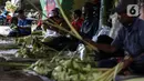 Pedagang kulit ketupat menunggu pembeli di bawah kolong jembatan kawasan Pesanggrahan, Jakarta, Senin (10/5/2021). H-3 menjelang Hari Raya Idul Fitri 1442 H, penjualan kulit ketupat mulai marak yang dijual dengan harga Rp 8.000 per 10 buahnya. (Liputan6.com/Johan Tallo)
