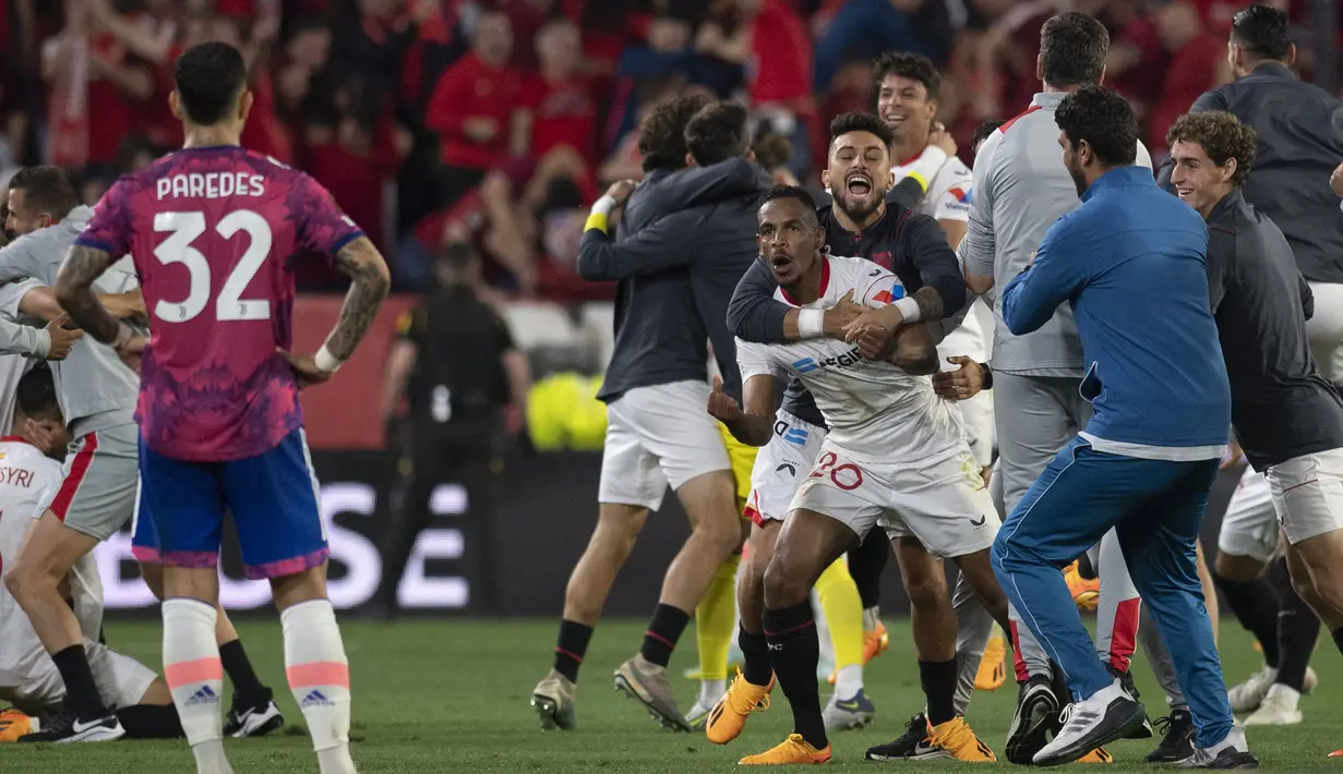 Selebrasi sejumlah pemain Sevilla setelah mengalahkan Juventus dalam pertandingan leg kedua semifinal Liga Europa 2022/2023 di Estadio Ramos Sanchez Pizjuan, Jumat (19/05/2023) dini hari WIB. (AFP/Jorge Guerrero)