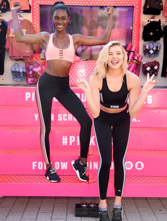 Dua model Victoria's Secret, Zuri Tibby dan Rachel Hilbert berpose saat peluncuran Sports Bra di Columbus, Ohio, (5/10). Peluncuran Sports Bra ini bertajuk Victoria's Secret PINK. (AFP Photo/Dimitrios Kambouris)