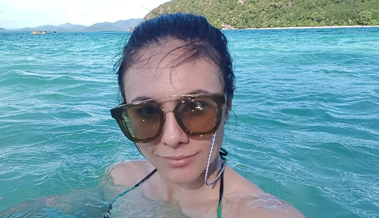 Sudah Tak Muda  Lagi Ini 8 Potret Seksi Wulan Guritno Saat  