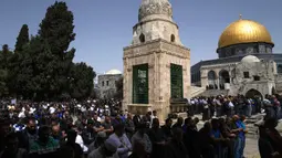 Polisi Israel juga membatasi jumlah jemaah yang masuk ke dalam Kompleks Masjid Al Aqsa. (AP Photo/Mahmoud Illean)