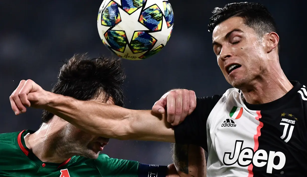Striker Juventus, Cristiano Ronaldo, duel udara dengan bek Lokomotiv Moscow, Vedran Corluka, pada laga Liga Champions di Stadion Juventus, Turin, Selasa (22/10). Juventus menang 2-1 atas Lokomotiv. (AFP/Marco Bertorello)