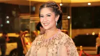 Pernikahan Raisa Andriana dan Hamish Daud tidak mengundang banyak tamu. Acara resepsi yang dilaksanakan di Ayana Midplaza Hotel Minggu (3/9) malam itu juga dihadiri oleh pemeran film Ada Apa Dengan Cinta, Dian Sastrowardoyo. (Adrian Putra/Bintang.com)