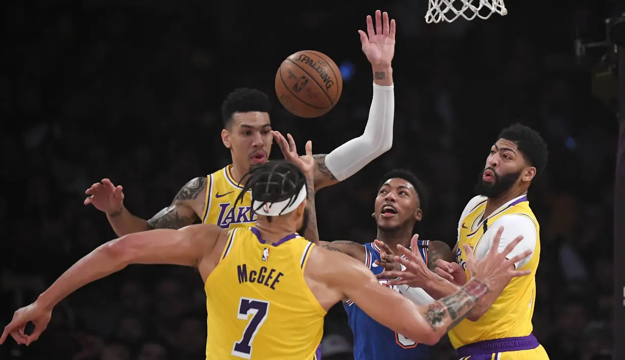 Pebasket New York Knicks, Elfrid Payton, dihadang pemain Los Angeles Lakers pada laga NBA di Staples Center, Rabu (8/1/2020). LA Lakers  menang 117-87 atas Knicks. (AP/Mark J. Terrill)