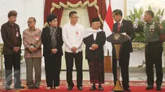 Presiden Joko Widodo (Jokowi) bertemu dengan delapan tokoh dari organisasi lintas agama di Istana Merdeka, Jakarta, Selasa (16/5). Jokowi juga menegaskan bahwa dasar negara Republik Indonesia adalah Pancasila. (Liputan6.com/Angga Yuniar)