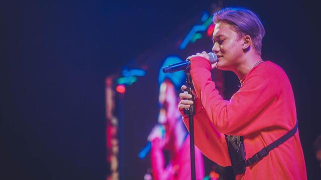 FOTO: Pesona Rizky Febian Saat di Atas Panggung, Berkarisma