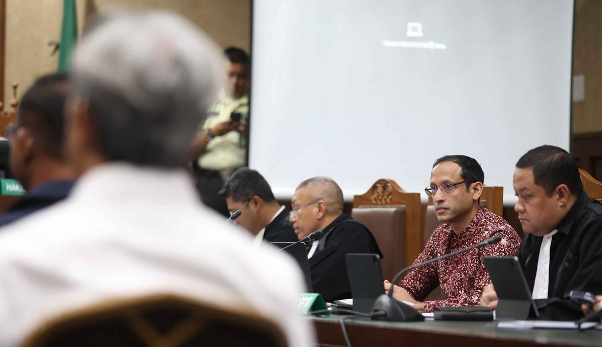 Meski demikian, ia menyatakan siap mengikuti persidangan pada hari ini. Tampak dalam foto, mantan Menteri Pendidikan, Kebudayaan, Riset dan Teknologi (Mendikbudristek), Nadiem Makarim (kedua kanan) saat mengikuti persidangan lanjutan di Pengadilan Tindak Pidana Korupsi Jakarta (Tipikor) Jakarta, Senin (2/2/2026). (Kapanlagi.com/Budy Santoso)