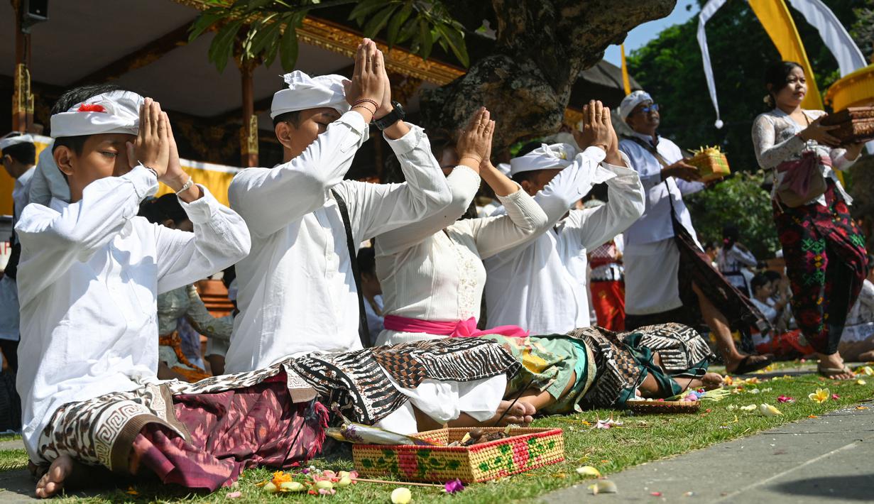 Galungan merupakan hari raya masyarakat Hindu Bali sebagai tanda kemenangan kebaikan melawan kejahatan. (SONNY TUMBELAKA/AFP)