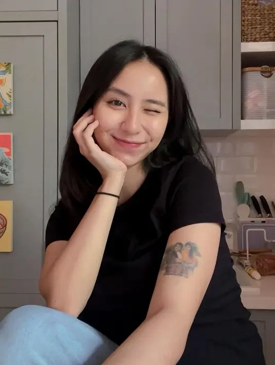 Dengan mengenakan kaus hitam dan celana jeans, Clairine memperlihatkan parasnya yang lebih glowing di kehamilan pertamanya ini. [Foto: Instagram/clairineclay]