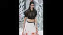 Kendall Jenner mengenakan setelan brand terkenal Channel saat lenggak-lenggok di catwalk acara Paris Fashion Week Haute Couture Spring/Summer 2015 di Prancis, Selasa (27/1). (AFP PHOTO/Patrick KOVARIK)