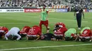 Para pemain Suriah sujud usai menahan imbang Iran 2-2 pada laga kualifikasi Piala Dunia 2018 di Stadion Azadi, Taheran, Selasa (5/9/2017). Finis urutan tiga grup A, Suriah lolos ke babak playoff untuk menantang Australia. (AFP/Atta Kenare)