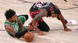 Pebasket Boston Celtics, Marcus Smart, berebut bola dengan pebasket Miami Heat, Andre Iguodala, pada gim keempat final NBA Wilayah Timur di AdventHealth Arena, Kamis (24/9/2020). Miami Heat menang dengan skor 109-112. (AP/Mark J. Terrill)