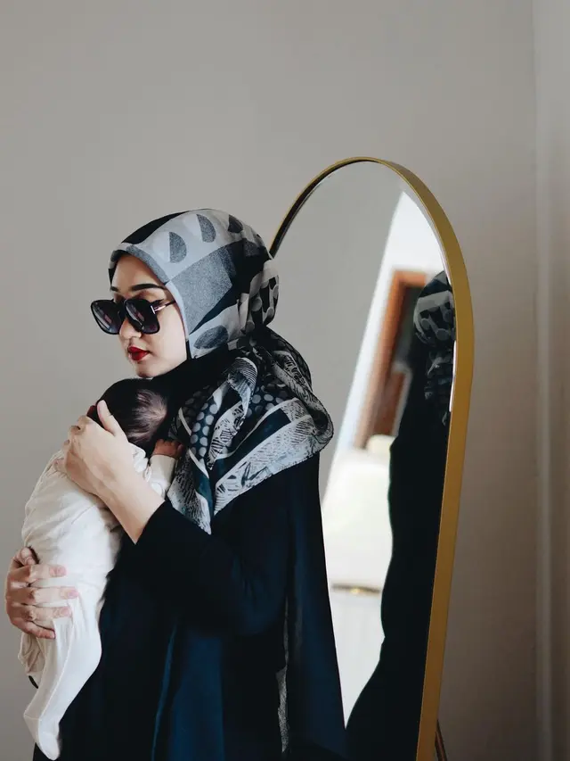 Stylish Banget, Ini 6 Gaya Dian Pelangi saat Momong Anak yang Curi Perhatian