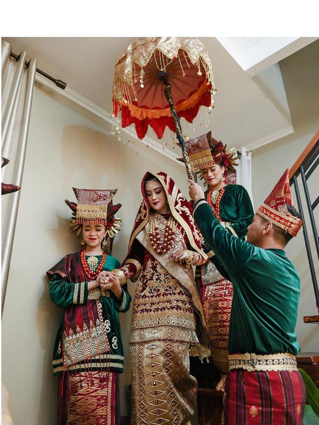 Resmi Menikah, 7 Pesona Intan Aletrino Putri dalam Busana Minangkabau