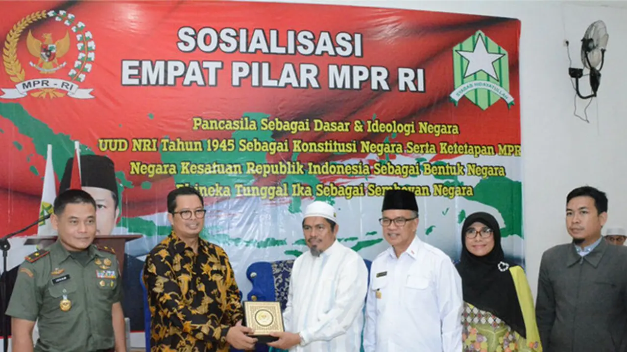 Mahyudin menjelaskan kepada para peserta sosialisasi, bangsa Indonesia saat ini sedang menghadapi tiga ancaman yaitu korupsi, narkoba, dan radikalisme.