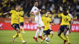 Pemain Spanyol Koke (tengah) berebut bola dengan pemain Swedia Viktor Claesson (kiri), Kristoffer Olsson (kedua kanan), dan Alexander Isak (kanan) pada pertandingan Grup B kualifikasi Piala Dunia 2022 di Friends Arena, Stockholm, Swedia, Kamis (2/9/2021). (Nils Petter Nilsson/TT News Agency via AP)