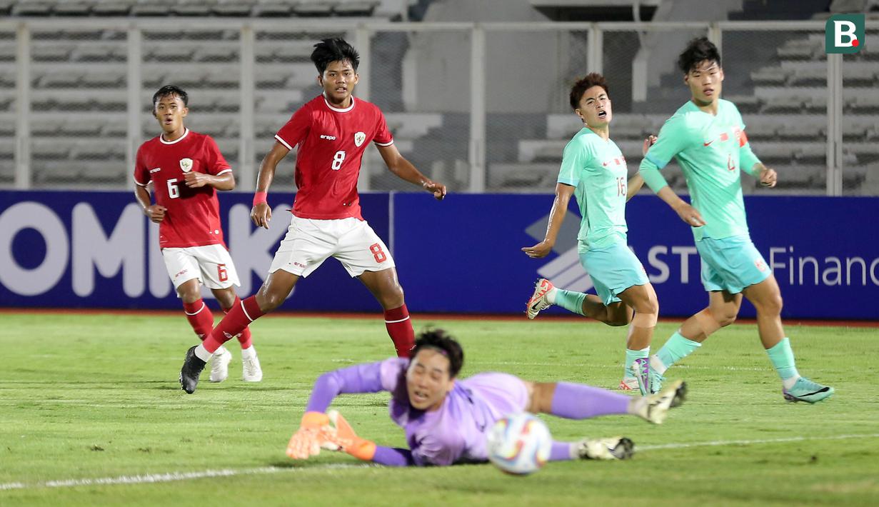 <p>Pemain Timnas Indonesia U-20, Arkhan Kaka berusaha mencetak gol ke gawang Timnas China U-20 pada laga persahabatan yang berlangsung di Stadion Madya, Senayan, Jakarta, Jumat (22/03/2024). (Bola.com/Abdul Aziz)</p>