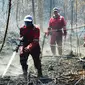 Personel BBKSDA Riau memadamkan kebakaran lahan di Suaka Margasatwa Giam Siak Kecil. (Liputan6.com/Dok BBKSDA Riau)