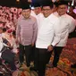 Wapres Jusuf Kalla (tengah) didampingi Dirut BRI Asmawi Syam (kedua kanan), Dirut Bank Mandiri, Kartika Wirjoatmodjo (kanan) dan Dirut BTN Maryono berbincang dengan anak yatim piatu di Jakarta, Kamis (23/6). (Liputan6.com/ Immanuel Antonius)