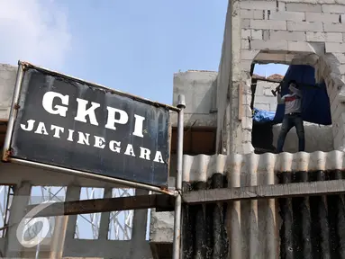 Pekerja membongkar Gereja Kristen Protestan Indonesia (GKPI) di Jatinegara, Jakarta Timur, Sabtu (25/7/2015). Gereja ini terpaksa dibongkar karena tidak mempunyai Ijin Mendirikan Bangunan (IMB). (Liputan6.com/Johan Tallo)