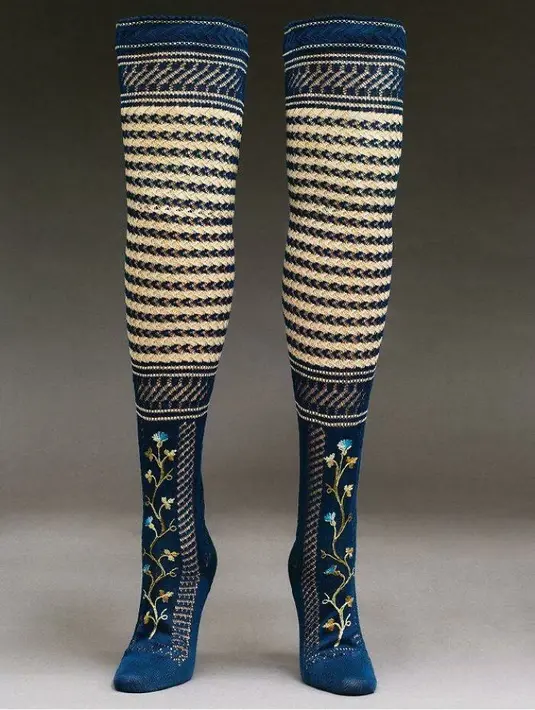 Stoking Navy dengan motif geometris dan bunga tahun 1830 yang terbuat dari katun/sutra. Dok. Boredpanda