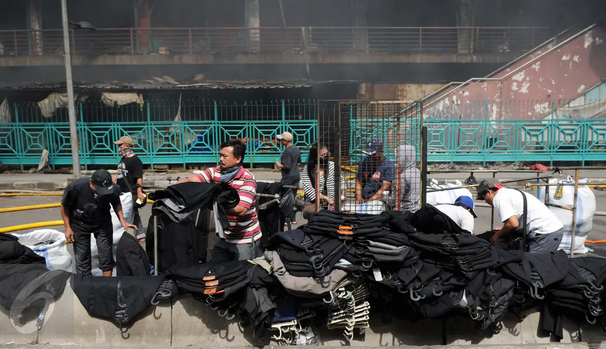 Sejumlah pakaian yang berhasil diselamatkan saat kebakaran melanda Pasar Senen, Jakarta, Jumat (20/1). Ahok akan memastikan semua gedung baru punya sistem pemadam kebakaran yang baik. (Liputan6.com/Gempur M Surya)