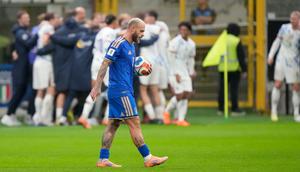 Federico Dimarco dari Italia bereaksi setelah Jorgen Strand Larsen dari Norwegia mencetak gol keempat bagi timnya dalam pertandingan kualifikasi Grup I Piala Dunia 2026 antara Italia dan Norwegia di Milan, Italia, Senin (17-11-2025) dini hari WIB. (Foto AP/Luca Bruno)