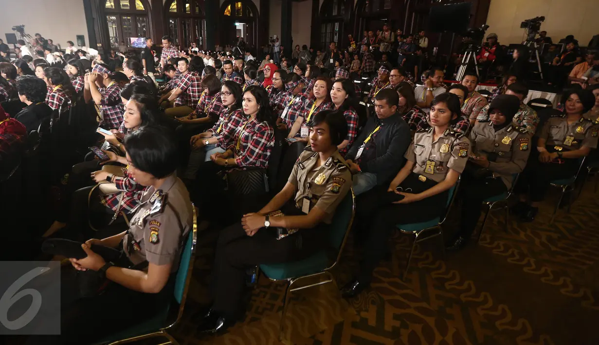 Sejumlah polisi wanita (polwan) duduk di samping pendukung Ahok saat Debat Final di Bidakara, Jakarta, Jumat (10/2). (Liputan6.com/Faizal Fanani)