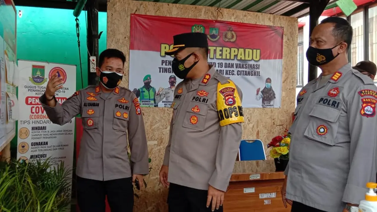 Kapolres Cilegon, AKBP Sigit Haryono Bersama Kapolsek Cilegon, AKP Ali Rahman, Di Posko PPKM Covid-19. (Sabtu, 12/02/2021). (Dokumentasi Polsek Ciwandan).