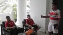 Pelatih Madura United, Gomes De Olivera, asyik berdiskusi dengan asissten pelatinya, Alan Haviluddin. (Bola.com/Vitalis Yogi Trisna)