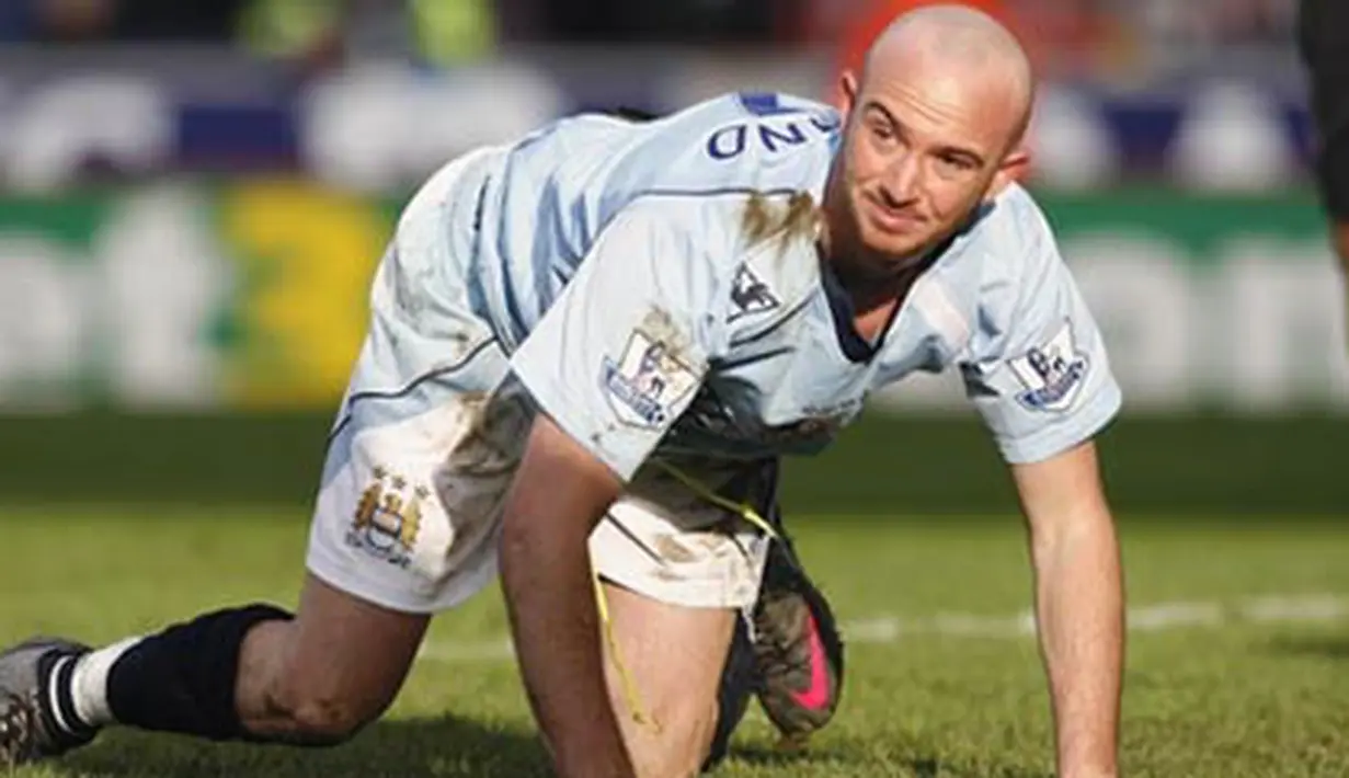 Manchester City&#039;s Irish player Stephen Ireland on his hands and knees during the Premier League football match against Stoke City at The Britannia Stadium in Stoke-on-Trent, England on January 31, 2009. AFP PHOTO/IAN KINGTON