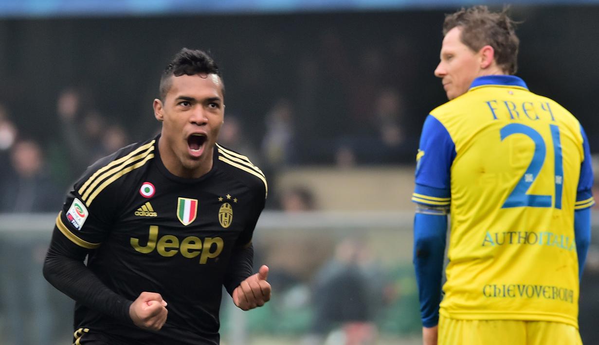 Ekspresi pemain Juventus, Alex Sandro, setelah mencetak gol ke gawang Chievo dalam lanjutan Serie A Italia di Stadion Marc'Antonio Bentegodi, Minggu (31/1/2016). (AFP/Giuseppe Cacace)