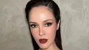 Pulasan makeup flawless membentuk jelas rahang tajam dari Cathy Sharon. Ditambah dengan winged liner dan lipstik merah gelap bikin makin memikat [@cathysharon]