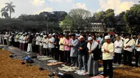 Ratusan warga menggelar salat istisqa di Lapangan Sempur, Kecamatan Bogor Tengah, Kota Bogor. (Liputan6.com/Bima Firmansyah)