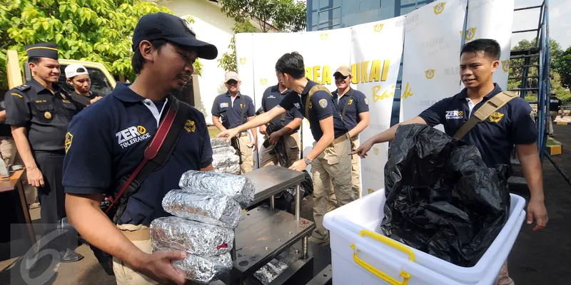 20160623-Bea Cukai dan BNN Ungkap Penyelundupan 33 kg Sabu dalam Kotak Baja