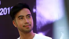 Jelang bulan ramadan, Vidi Aldiano mengerjakan project spesial bersama dengan komposer Andi Rianto dan teman-temannya. Ia mengaransemen ulang lagu Definisi Bahagia. Lagu itu digarap untuk acara charity. (Deki Prayoga/Bintang.com)