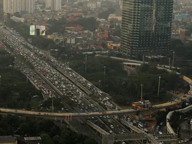 Simpang Susun Semanggi bentang pertama atau Ramp 1 overpass Gatsu (Grogol-Senayan) telah tersambung, Jakarta, Senin (13/3). Ramp 1 ini selesai tersambung pada Jumat malam (10/3) lalu. (Liputan6.com/Herman Zakharia)
