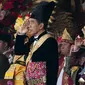 Presiden Indonesia Joko Widodo atau Jokowi (tengah) dalam balutan pakaian adat, memberi hormat saat upacara pengibaran bendera Merah Putih pada peringatan Hari Ulang Tahun (HUT) ke-78 Republik Indonsia (RI) di Istana Merdeka, Jakarta, Indonesia, Kamis (17/8/2023). (AP Photo/Achmad Ibrahim)