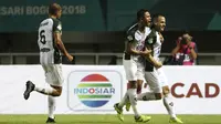 Para pemain PS Tira merayakan gol yang dicetak Aleksandar Rakic ke gawang PSMS Medan pada laga Liga 1 di Stadion Pakansari, Jawa Barat, Rabu (5/12). PSMS kalah 2-4 dari PS Tira. (Bola.com/Yoppy Renato)
