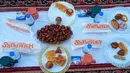 Di Senegal, momen berbuka puasa disebut Ndogou dalam bahasa Wolof. Menu khas yang disajikan seringkali berupa kurma, roti, dan minuman ringan. Tampak dalam foto, beberapa makanan yang disajikan untuk berbuka puasa selama bulan suci Ramadan, di Dakar, Senegal, Kamis, 5 Maret 2026. (AP Photo/Misper Apawu)
