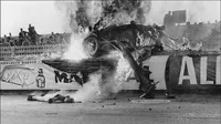 Tubuh pembalap Prancis Pierre Levegh tergeletak di tanah setelah Mercedesnya jatuh di Le Mans pada tahun 1955. (AFP)