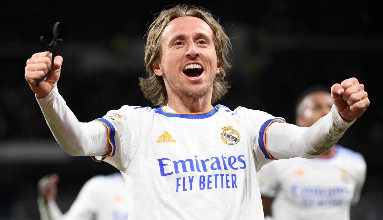 Luka Modric. Gelandang asal Kroasia berusia 36 tahun ini didatangkan Real Madrid dari Tottenham Hotspur pada awal musim 2012/2013 dengan nilai transfer sebesar 35 juta euro. Kini, hingga musim ke-10 bersama Los Blancos ia telah tampil dalam 433 laga di semua ajang dengan torehan 31 gol dan 73 assist. Berbagai gelar bergengsi telah diraihnya, di antaranya 3 kali juara La Liga dan 4 kali juara Liga Champions. (AFP/Pierre-Phiippe Marcou)