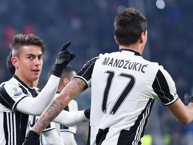 Para pemain Juventus merayakan gol Paulo Dybala (kiri) saat melawan Atalanta pada laga Coppa Italia di Juventus Stadium, Turin (11/1/2017). Juventus menang 3-2. (Alessandro Di Marco/ANSA via AP)