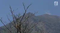 Suasana Gunung Agung Karangasem, Bali, Rabu (27/9). Pusat Vulkanologi dan Mitigasi Bencana Geologi menyatakan gunung tertinggi di Bali itu dalam masa kritis dan dapat meletus sewaktu-waktu karena aktivitasnya masih tinggi. (Liputan6.com/Gempur M Surya)