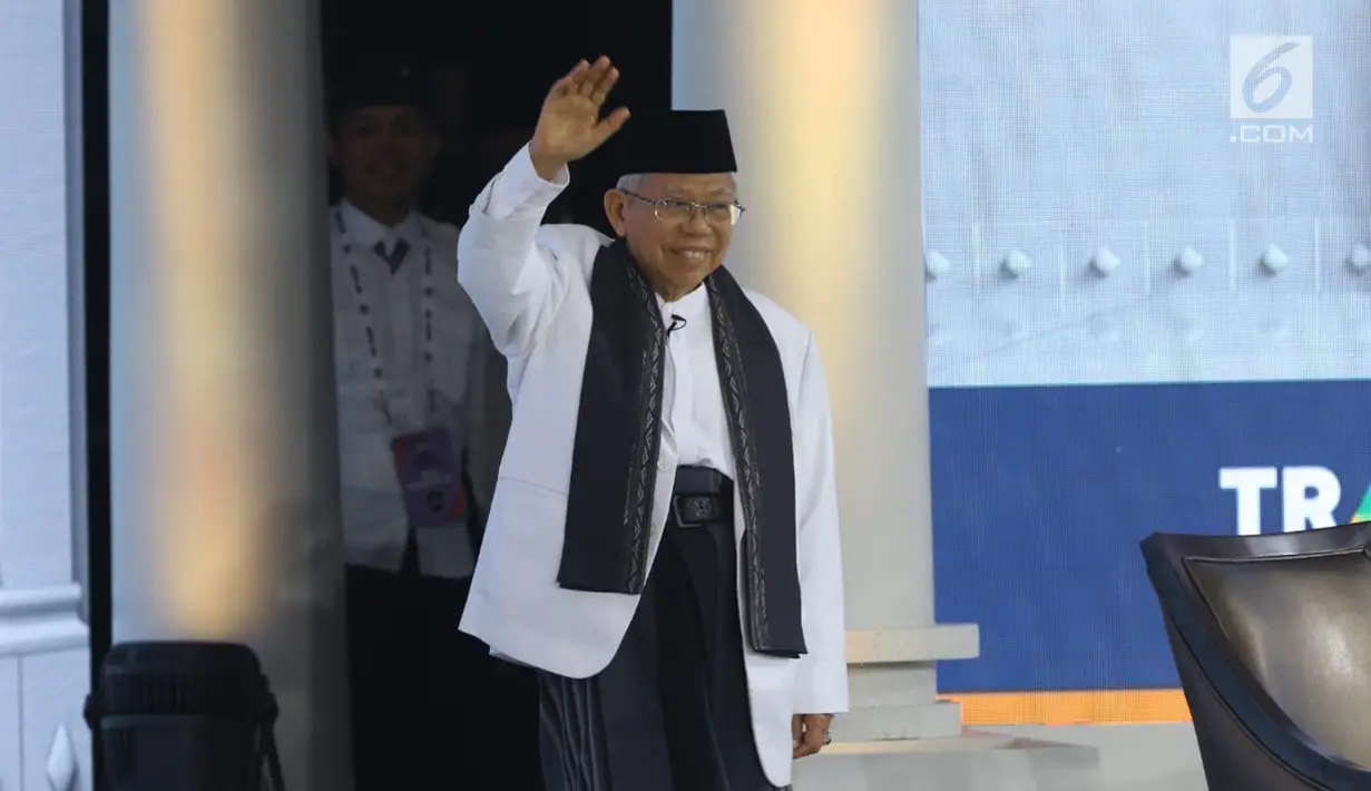 Cawapres nomor urut 01 K.H. Ma'ruf Amin menaiki panggung debat cawapres 2019 di Hotel Sultan, Jakarta, Minggu (17/3). Debat itu mengangkat tema pendidikan, kesehatan, ketenagakerjaan, sosial dan budaya. (Liputan6.com/Johan Tallo)