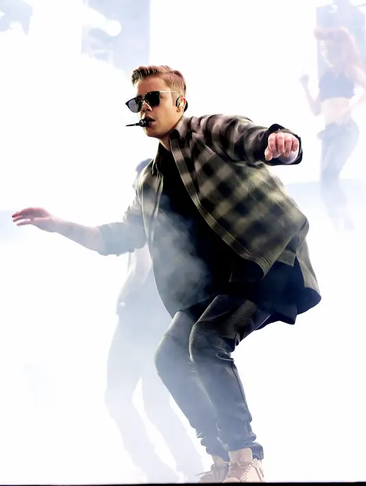 Penyanyi pria asal Kanada ini memang terkenal memiliki sebuah peraturan tidak boleh berisik saat konsernya berlangsung. Dan penampilannya di klub malam Jumat lalu menjadi sebuah malam keberuntungan bagi pengunjung klub saat itu. (AFP/Bintang.com)